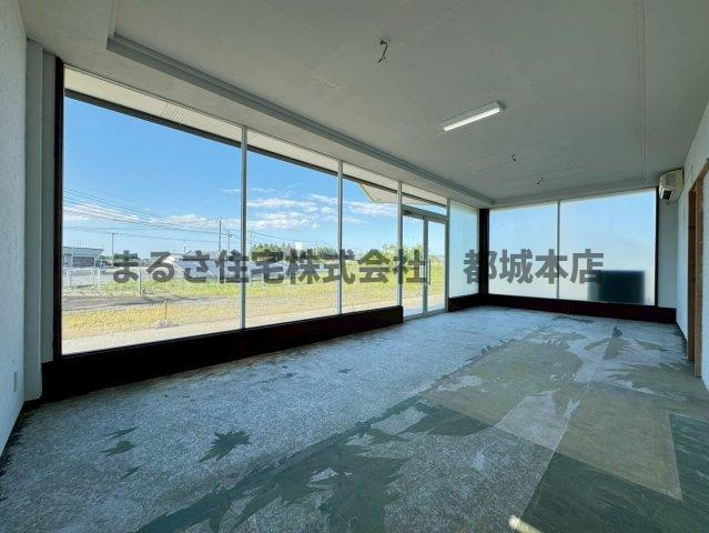 都城市大岩田町の店舗のロビー