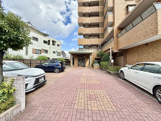 ライオンズマンション左京山第参の駐車場