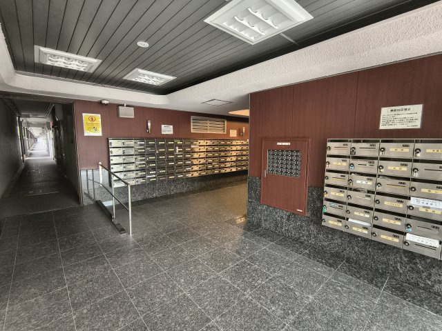 旭コーポB棟のエントランス