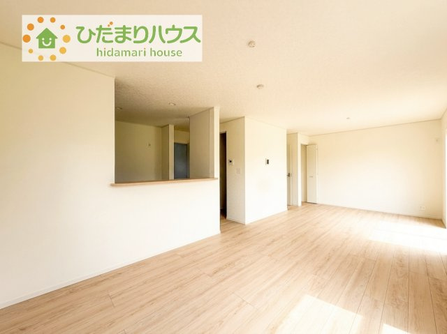【居間・リビング】 | つくば市安食第2　新築戸建 | リビングの大きな窓からは、暖かな日の光が降り注ぎます・・・