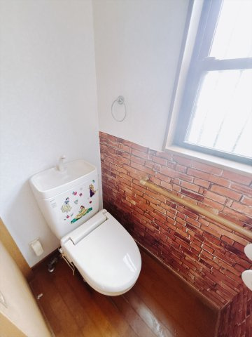 【中古戸建】深谷市上野台のトイレ|■トイレ｜自然光が入る落ち着いた空間で1階と2階にトイレがございます♪ついつい長居してしまいますね♪