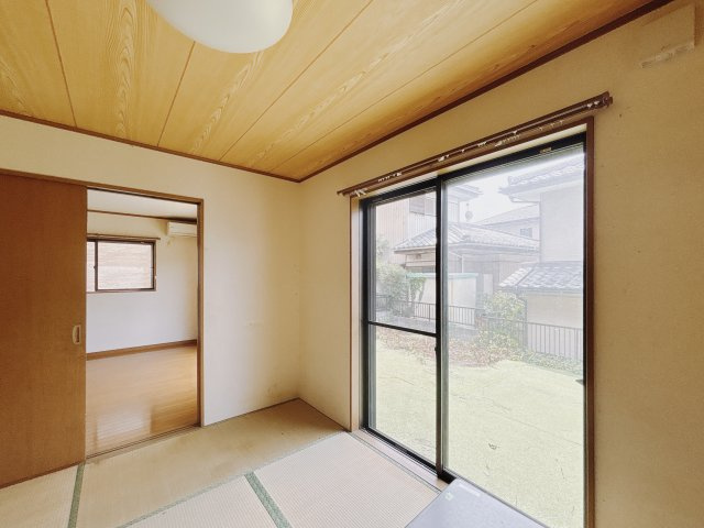 【中古戸建】深谷市上野台の和室|■和室｜リビングと隣り合った和室は、お子様の様子を見守りながらお洗濯物を畳んだり、家事の合間のちょっとした休憩やのんびりお昼寝にも♪セカンドリビングとしてもお使いいただけます。
