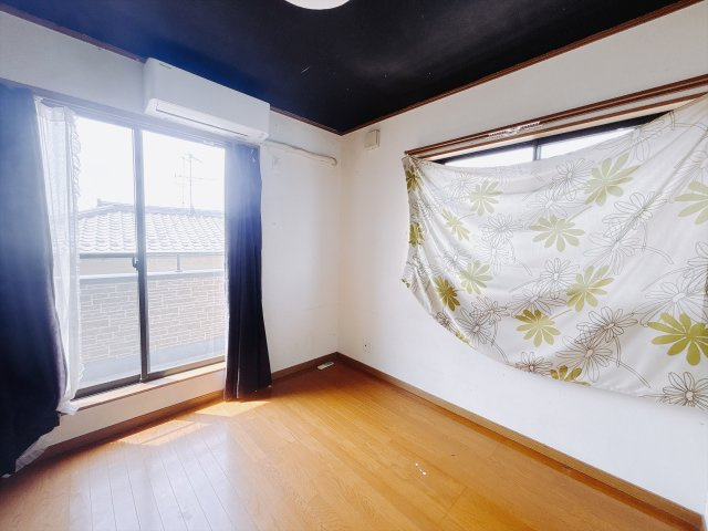 【中古戸建】深谷市上野台の洋室|■洋室｜明るさと開放感を感じられる、快適な住空間(^^♪自然光に包まれ、毎日を気持ちよく過ごせる一室です♪