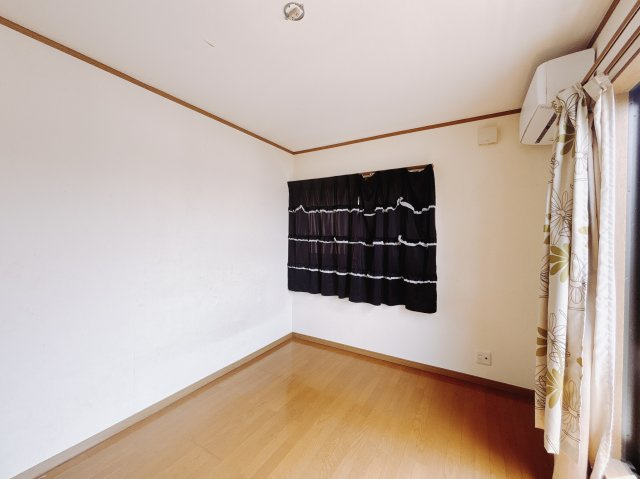 【中古戸建】深谷市上野台の洋室|■洋室｜木目調のフローリングは、ほっと心和む空間。様々な種類のインテリアグリーンを取り入れれば緑あふれる明るい空間にもなります。