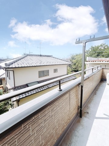 【中古戸建】深谷市上野台のバルコニー|■バルコニー｜あたたかな陽のひかりを浴びることのできるバルコニー。お洗濯物やお布団を干せば、家族みんなが気持ちよく暮らすことができます(*^^*)