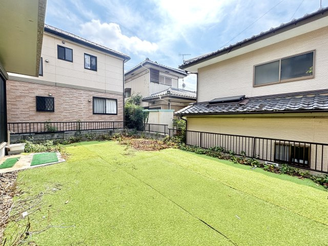 【中古戸建】深谷市上野台の庭|■庭｜道路から離れた場所に住まいが位置しているので小さいお子様が遊んでいても車と接触の心配も安心です♪