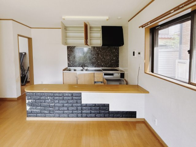 【中古戸建】深谷市上野台の居間・リビング|■リビング｜カウンタースペースはお花や小物、写真などもオシャレに飾ることが出来ます♪家族との思い出の品が増えていくと嬉しいですね♪