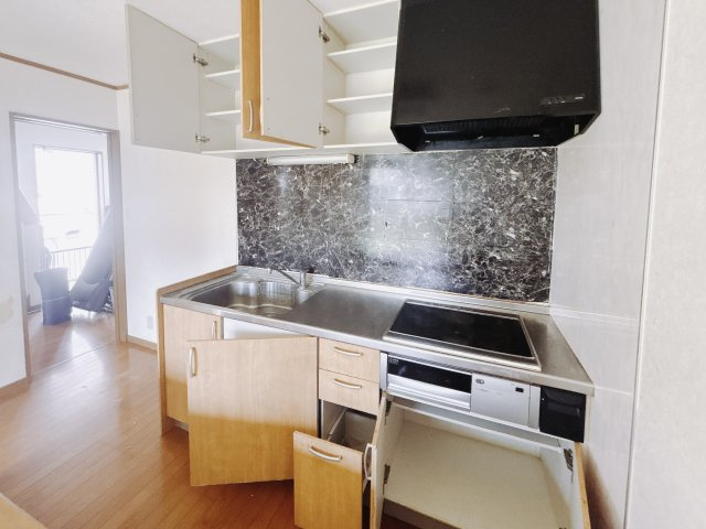 【中古戸建】深谷市上野台のキッチン|■キッチン｜大きなお鍋や調理用具のも出し入れラクラクな収納がたっぷり！IHなのでお掃除もラクラク♪
