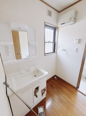 【中古戸建】深谷市上野台の独立洗面台|■洗面室｜自然光が差し込む明るい空間で大きな鏡と使いやすさがいっぱいの洗面化粧台。お手入れ簡単でいつもキレイに(*^^*)
