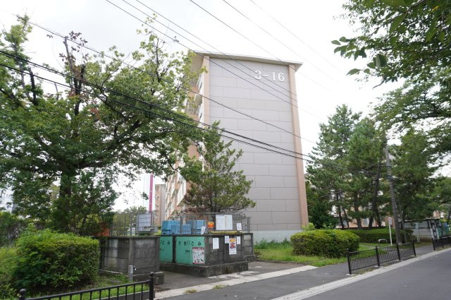 新栄町団地3街区16号棟の外観