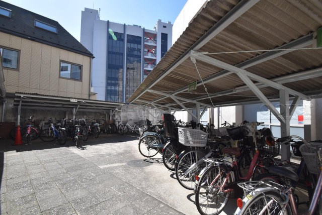【駐輪場】 | キャッスル共進マンション | 自転車置き場。マンションの共用部にあたります。空きの有無や駐輪料金、各戸の台数制限などについては、改めてお問い合わせください。～即日のご見学可能～　お問合せはお気軽にどうぞ。