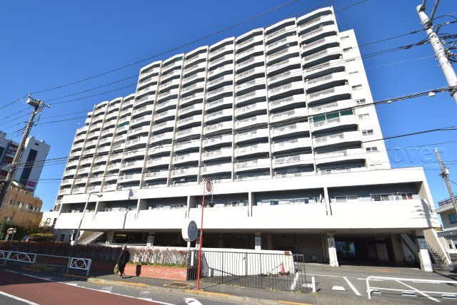【現況写真】 | キャッスル共進マンション | 前面道路と外観の様子です。～即日のご見学可能～　お問合せはお気軽にどうぞ。