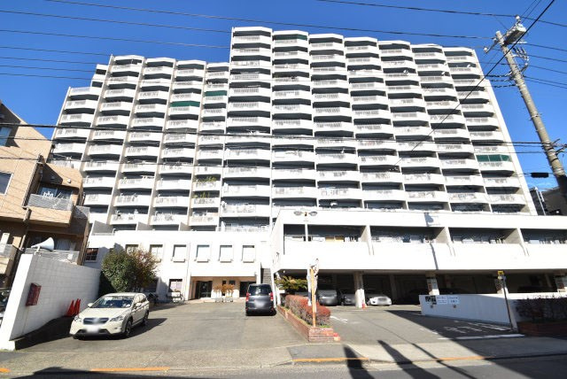 【外観】 | キャッスル共進マンション | 青空によく映える建物です。手入れの行き届いた外壁やマンション正面エントランスなど、綺麗な姿をぜひ一度、現地にてご覧ください。～即日のご見学可能～　お問合せはお気軽にどうぞ。