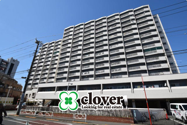 【外観】 | キャッスル共進マンション | 青空によく映える建物です。手入れの行き届いた外壁やマンション正面エントランスなど、綺麗な姿をぜひ一度、現地にてご覧ください。～即日のご見学可能～　お問合せはお気軽にどうぞ。