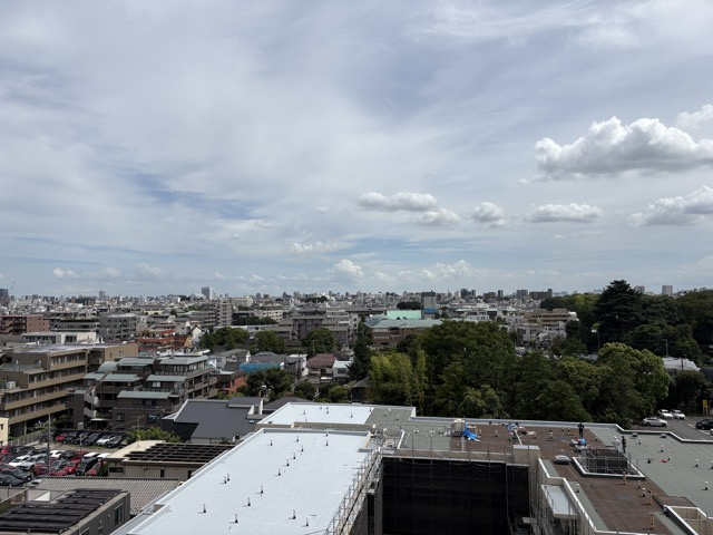 【展望】 | キャッスル共進マンション | 眼前に広がる空の雄大さと、このお部屋の自慢の一つである「眺望」をご覧ください。毎日、この景色を独り占めできる新生活に夢が広がります。～即日のご見学可能～　お問合せはお気軽にどうぞ。