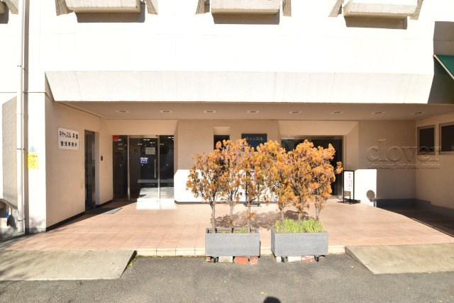 【エントランス】 | キャッスル共進マンション | お客様を、そして住人を出迎えてくれるマンションのエントランス。ゴミが落ちていないことからも、管理状態の良さや住民の節度の高さが見て取れます。～即日のご見学可能～　お問合せはお気軽にどうぞ。