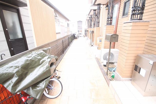 アビタシオン竹ノ山A・Bのエントランス|落ち着いたエントランスです