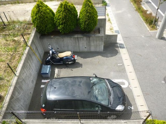 アビタシオン竹ノ山A・Bの駐車場|駐車場があるので、車を買う予定の方も安心です
