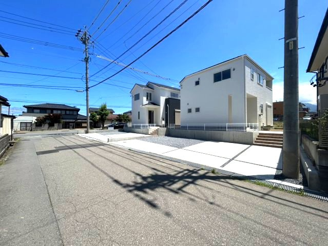 新築戸建　須坂市小河原　全2棟の前面道路含む現地写真
