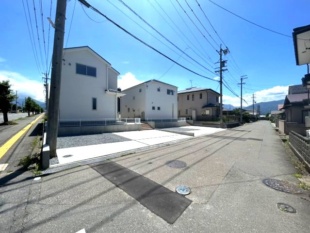 新築戸建　須坂市小河原　全2棟の前面道路含む現地写真