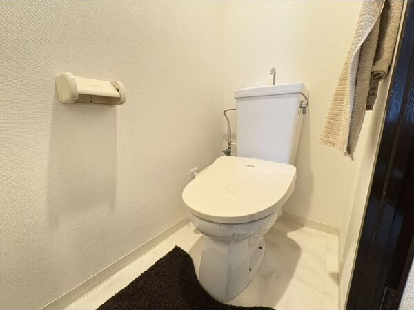 レジデンス光和N104のトイレ|落ち着いたトイレです
