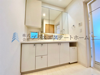 【その他】 | 北区花山中尾台　戸建 | 身支度やお風呂上がり、寝る前の準備などの際に嬉しい大きな鏡付きです♪
