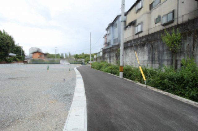 針木南　建築条件なし　売土地　C号地　（全5区画）の前面道路含む現地写真|【一方】南側　幅　4.5ｍ　接道　8.7ｍ　公道