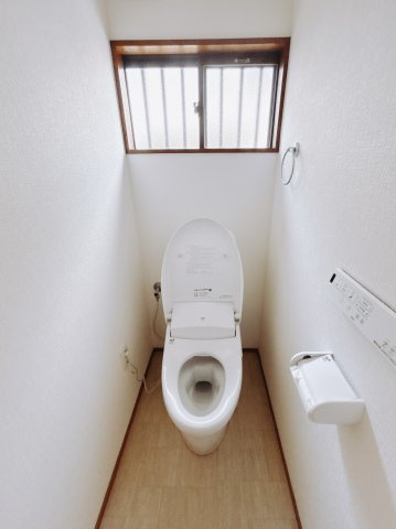 【中古戸建】深谷市萱場のトイレ|■トイレ｜白を基調とした清潔感溢れるトイレになっています。トイレには窓がついていますので常に換気をすることができ清潔を保てます(*^^*)