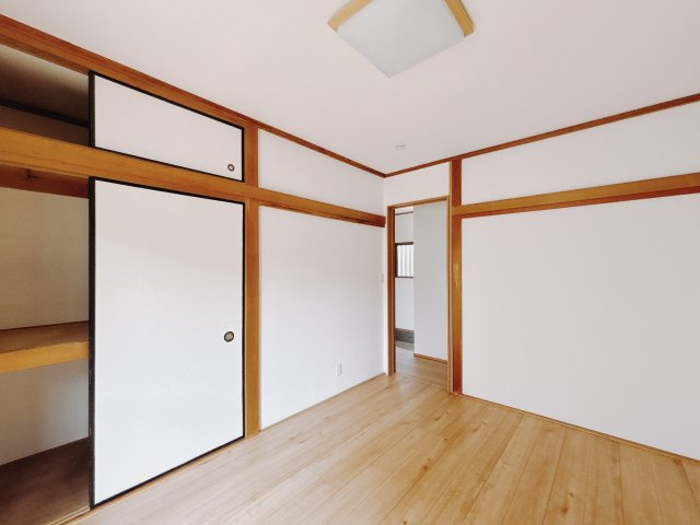【中古戸建】深谷市萱場の洋室|■洋室｜季節物がたくさん収納できる押し入れは衣替えや模様替えで大活躍！