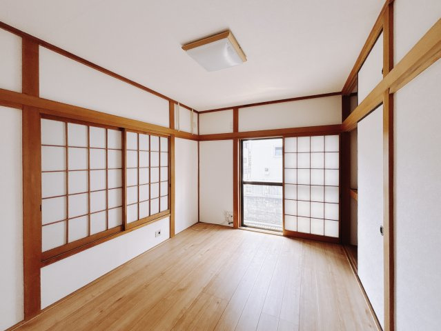 【中古戸建】深谷市萱場の洋室|■洋室｜シンプルで使い勝手が良く、長く快適にお使いいただける空間です♪家具の配置がしやすく、お好みのレイアウトをお楽しみいただけます♪