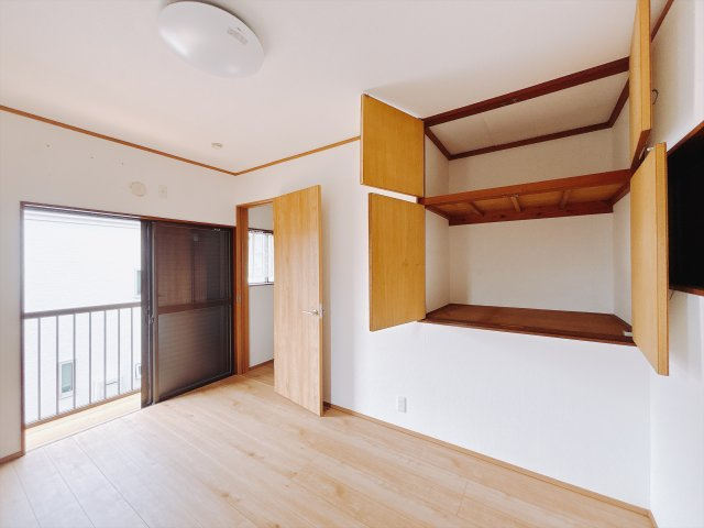 【中古戸建】深谷市萱場の洋室|■洋室｜バルコニーにも出られる2階の一室♪お勉強などに疲れたら気晴らしもできますね♪収納も大容量で、お部屋がいつでもスッキリ片付きます＊。