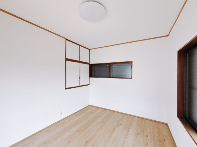 【中古戸建】深谷市萱場の洋室|■洋室｜木目調のフローリングは、ほっと心和む空間。様々な種類のインテリアグリーンを取り入れれば緑あふれる明るい空間にもなります♪