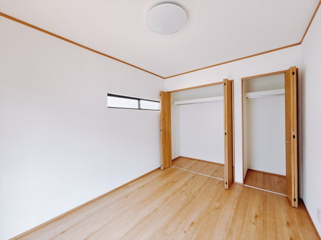 【中古戸建】深谷市萱場の洋室|■洋室｜ほっと安らぐ落ち着いたナチュラルな色合い。ウッドの質感でお部屋も心もやさしいぬくもりに包まれます。明るい日差しが降り注ぐお部屋に、居心地の良さを感じます♪