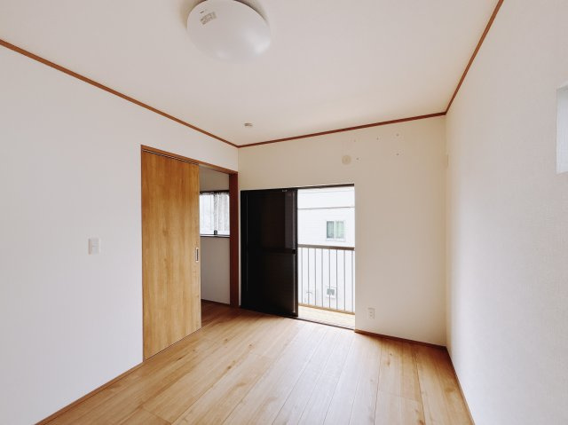 【中古戸建】深谷市萱場の洋室|■洋室｜ナチュラルカラーの床です。模様替えなどとても楽しく工夫できます♪陽当たり、風通しもとても良いので毎日快適な生活スタートです！
