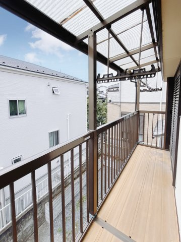 【中古戸建】深谷市萱場のバルコニー|■バルコニー｜バルコニーから入る日差しは暖かく、爽快な朝の目覚めを促してくれます♪洗濯物やお布団を干して太陽の香りを吸い込んだお布団で夜はおやすみください♪