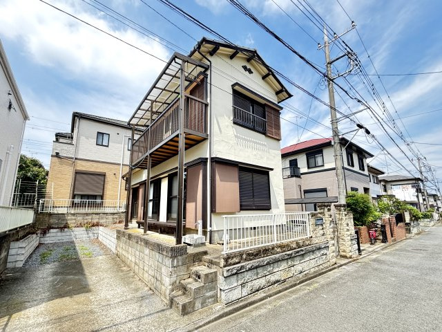 【中古戸建】深谷市萱場の外観|■外観｜周囲の見渡しが良いため、車の出入りやすれ違いもスムーズで日々の運転も安心して行えます♪