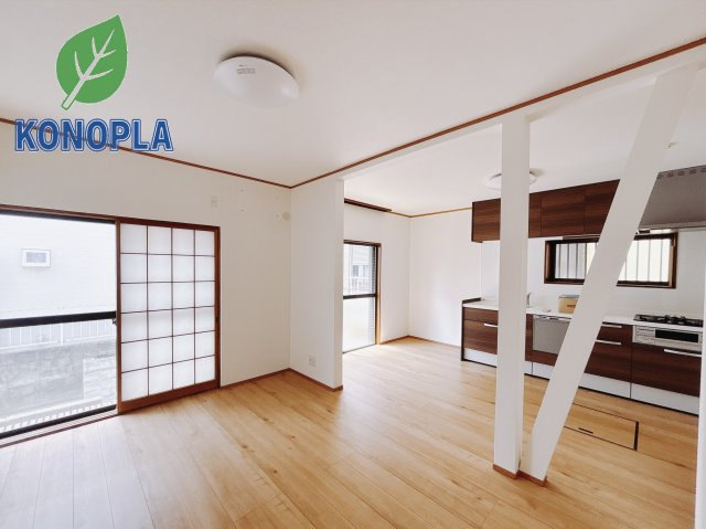 【中古戸建】深谷市萱場の居間・リビング|■リビング｜ナチュラルな質感で魅せる、くつろぎの時間。ゆっくりとした時間が流れるリビングで、家族だんらんのひと時をお過ごしいただけます。