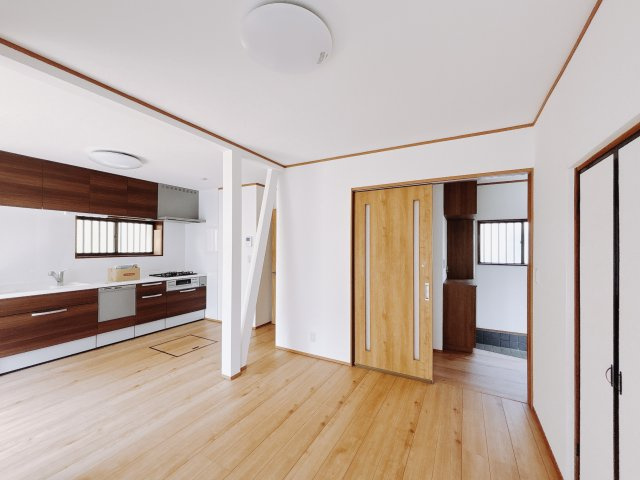 【中古戸建】深谷市萱場の居間・リビング|■リビング｜家族が揃う団らんのひと時は楽しく、そしてゆったりと。各々が空間を共有しながら、思い思いの時間も気兼ねなく過ごせます♪