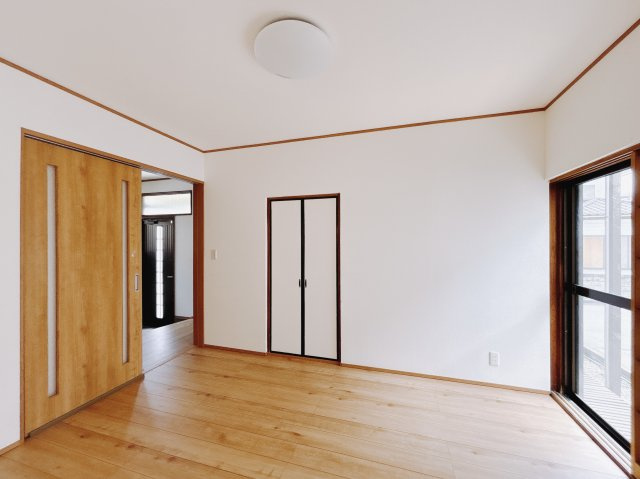 【中古戸建】深谷市萱場の居間・リビング|■リビング｜南側に大きな窓があるので、採光もバッチリとれます。明るい空間のリビングは自然と笑顔も増えます♪