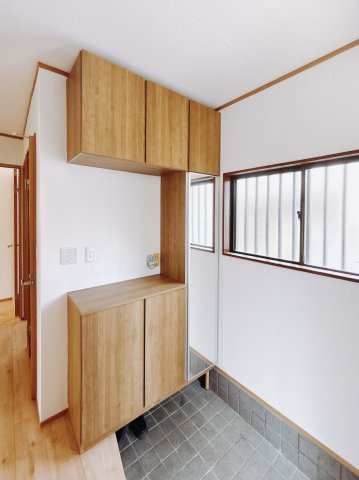 【中古戸建】深谷市萱場の玄関|■玄関｜収納豊富な玄関♪全身ミラー付き収納もあり、お出かけ前の身だしなみチェックもバッチリです！