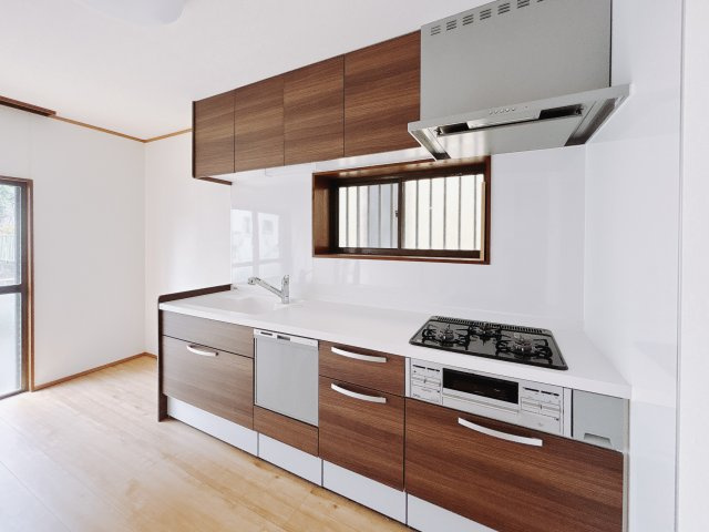 【中古戸建】深谷市萱場のキッチン|■キッチン｜システムキッチンは、奥の物まで取り出しやすい引出しタイプを採用。背の高い鍋や取っ手の長いフライパンまで、スッキリ収納できます。
