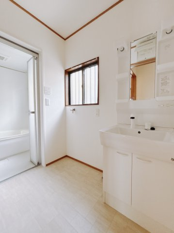【中古戸建】深谷市萱場の独立洗面台|■洗面室｜洗濯機を置いてもゆとりある広さの洗面脱衣室です♪大きな鏡で朝の身支度もラクラク。窓があるので換気の際も楽ちんです♪
