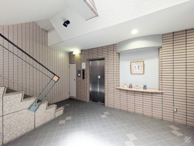 新愛ビルのエントランス