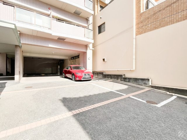 新愛ビルの駐車場|平置駐車場は、空きなしです。