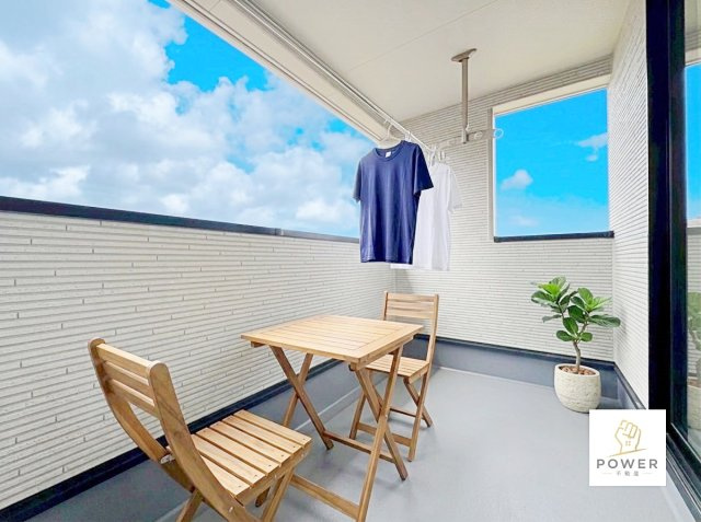 クレイドルガーデン　岡崎市滝町第4のバルコニー|施工例　家族の洗濯物もまとめて干せるバルコニー。洗濯物を干す時間も気持ちよく過ごせそうです。※家具はAI加工されています。												