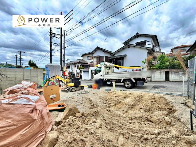 クレイドルガーデン　岡崎市滝町第4の前面道路含む現地写真|十分な幅が確保されており、車の出し入れもスムーズ。お子様の送り迎えなど、日常の動作も快適に行えます。									
									