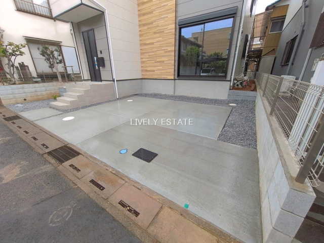 草加市西町 新築分譲住宅の駐車場