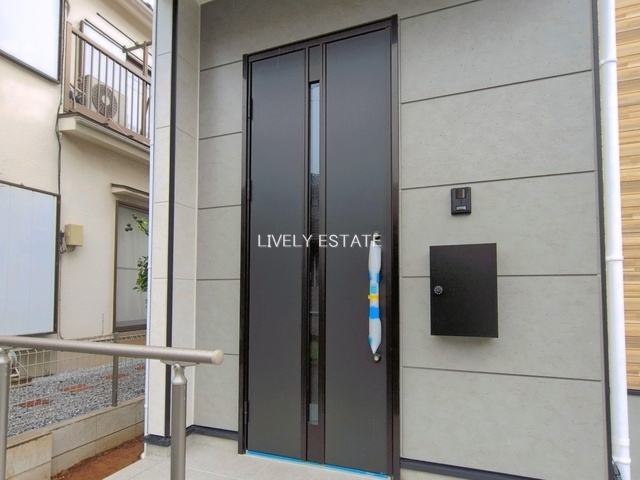草加市西町 新築分譲住宅の玄関
