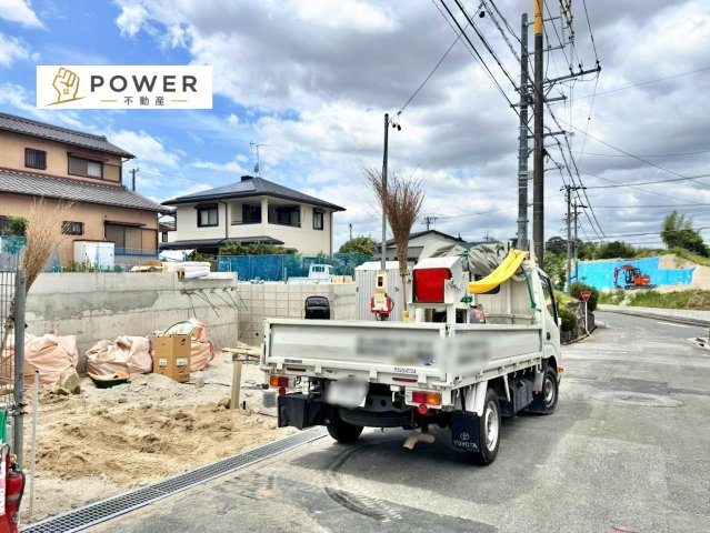 クレイドルガーデン　岡崎市滝町第4の前面道路含む現地写真|十分な幅が確保されており、車の出し入れもスムーズ。お子様の送り迎えなど、日常の動作も快適に行えます。									
									