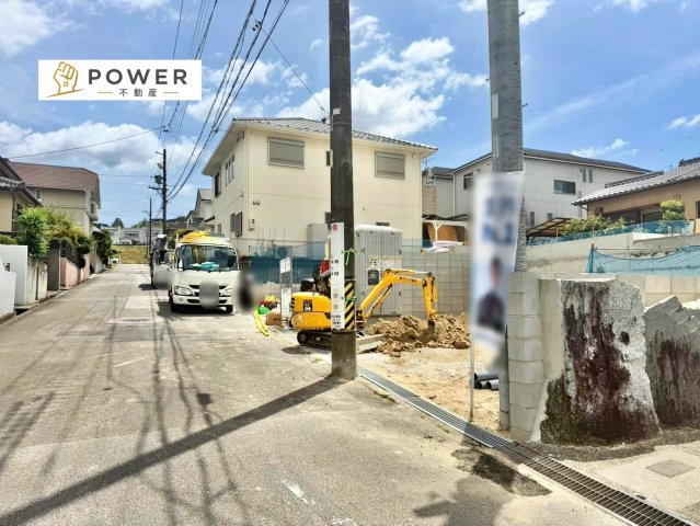 クレイドルガーデン　岡崎市滝町第4の前面道路含む現地写真|十分な幅が確保されており、車の出し入れもスムーズ。お子様の送り迎えなど、日常の動作も快適に行えます。									
									